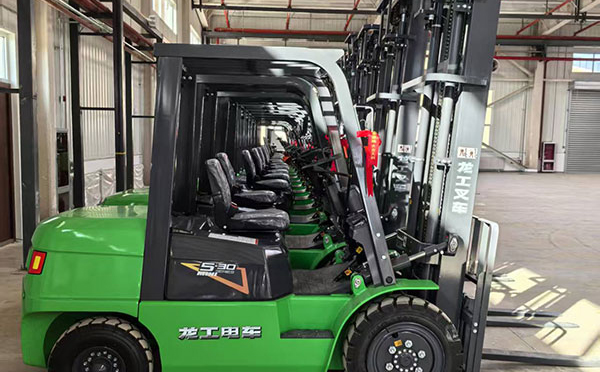 甘南叉车操作安全规范：避免事故的10个实用建议